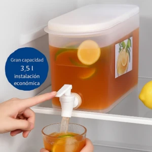 Jarra dispensadora de 3,5 litros con grifo blanco, conteniendo bebida amarilla con rodajas de limón, sobre estante de refrigerador.