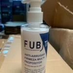 Botella de crema Fubsta Anti-Arrugas, presentación de 230 ml con dispensador blanco, sobre superficie de cartón en entorno de almacén.