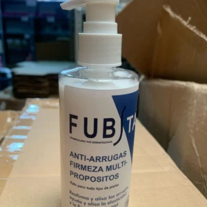 Botella de crema Fubsta Anti-Arrugas, presentación de 230 ml con dispensador blanco, sobre superficie de cartón en entorno de almacén.