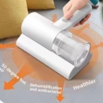 Aspiradora de mano blanca con filtro HEPA visible, en uso sobre cama con cojines amarillos; muestra flujo de aire caliente y funciones de deshumidificación y antibacterias.