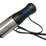 Batidor de inmersión Sokany de 1000W, cuerpo metálico plateado con mango negro y botones azules, cable negro enrollado al lado.