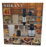 Batidor de inmersión Sokany SK-1711-4, color negro y plateado, con accesorios: vaso medidor, batidor de alambre, procesador de alimentos y base de almacenamiento. Caja frontal con ilustraciones de uso en cocina.