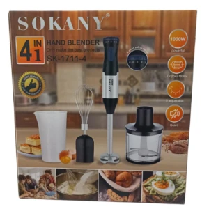 Batidor de inmersión Sokany SK-1711-4, color negro y plateado, con accesorios: vaso medidor, batidor de alambre, procesador de alimentos y base de almacenamiento. Caja frontal con ilustraciones de uso en cocina.