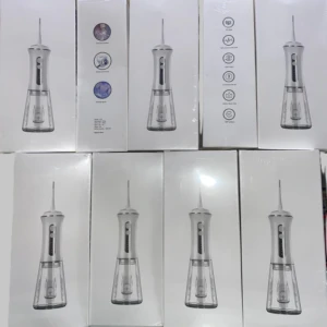 Pack de seis irrigadores dentales de alta potencia, presentados en cajas blancas con ilustraciones del dispositivo transparente y detalles técnicos en la parte frontal.