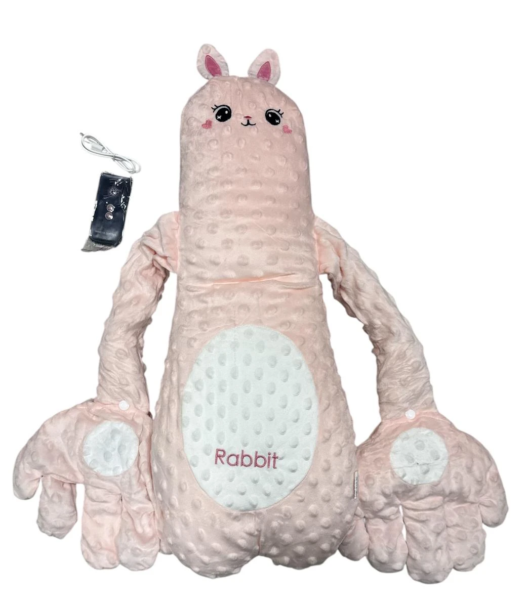 Almohada relajante para bebés en forma de conejo rosa con textura de puntitos, incluye control remoto y etiqueta de producto.