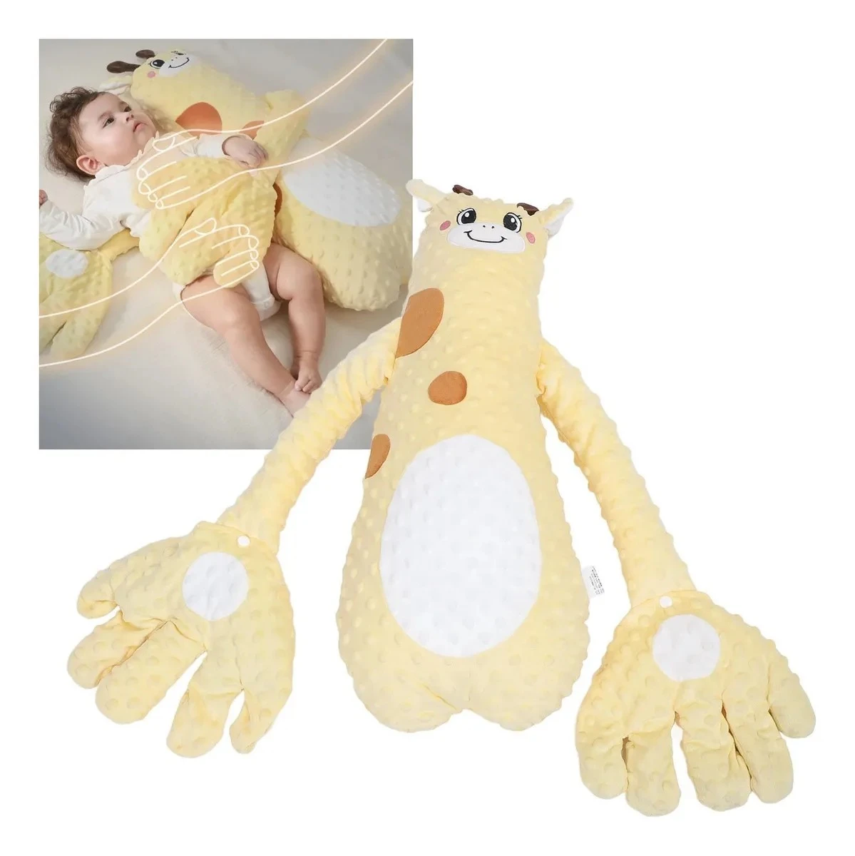 Almohada relajante para bebés en forma de jirafa amarilla con manchas marrones, textura suave y patas extendidas, mostrando uso con niño durmiendo.