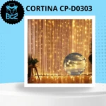 Cortina LED con 300 luces en cascada, color dorado, instalada sobre pared con plantas decorativas y globo iluminado al frente.