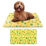 Tapete de gel frío para perros con diseño de piñas y caritas sonrientes en amarillo, mostrando una variante desplegada y plegada.