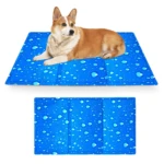 Tapete de gel frío azul con gotas de agua, mostrando un corgi descansando sobre él; abajo se ve la misma superficie plegada.