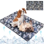 Tapete de gel frío con estampado camuflaje azul y gris, usado por dos perros: uno sentado y otro acostado. Incluye vista superior del patrón y flechas que indican circulación de aire sobre bloques de hielo.