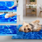 Tapete de gel frío para perros con diseño de agua azul, mostrando uso con mascota tumbada y detalles de limpieza y durabilidad.