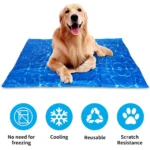 Tapete de gel frío azul con patrón de agua, sobre el que descansa un perro golden retriever. Incluye iconos que indican no requiere congelación, enfriamiento, reutilizable y resistencia a arañazos.