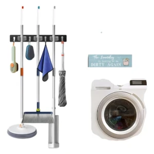 Organizador de pared negro con ganchos, sostiene escoba, trapeador, fregona y trapo azul; incluye señalética decorativa y lavadora blanca al lado.