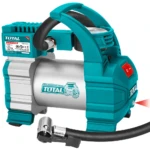 Compresor de neumáticos portátil Total 12V en color turquesa con carcasa metálica, mango ergonómico, interruptor rojo y manguera negra conectada.