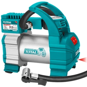 Compresor de neumáticos portátil Total 12V en color turquesa con carcasa metálica, mango ergonómico, interruptor rojo y manguera negra conectada.