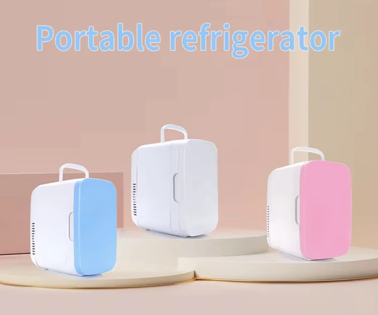 Tres refrigeradores portátiles de 8 litros en colores blanco, azul y rosa, con asa superior y panel frontal liso, sobre pedestales circulares en fondo pastel.