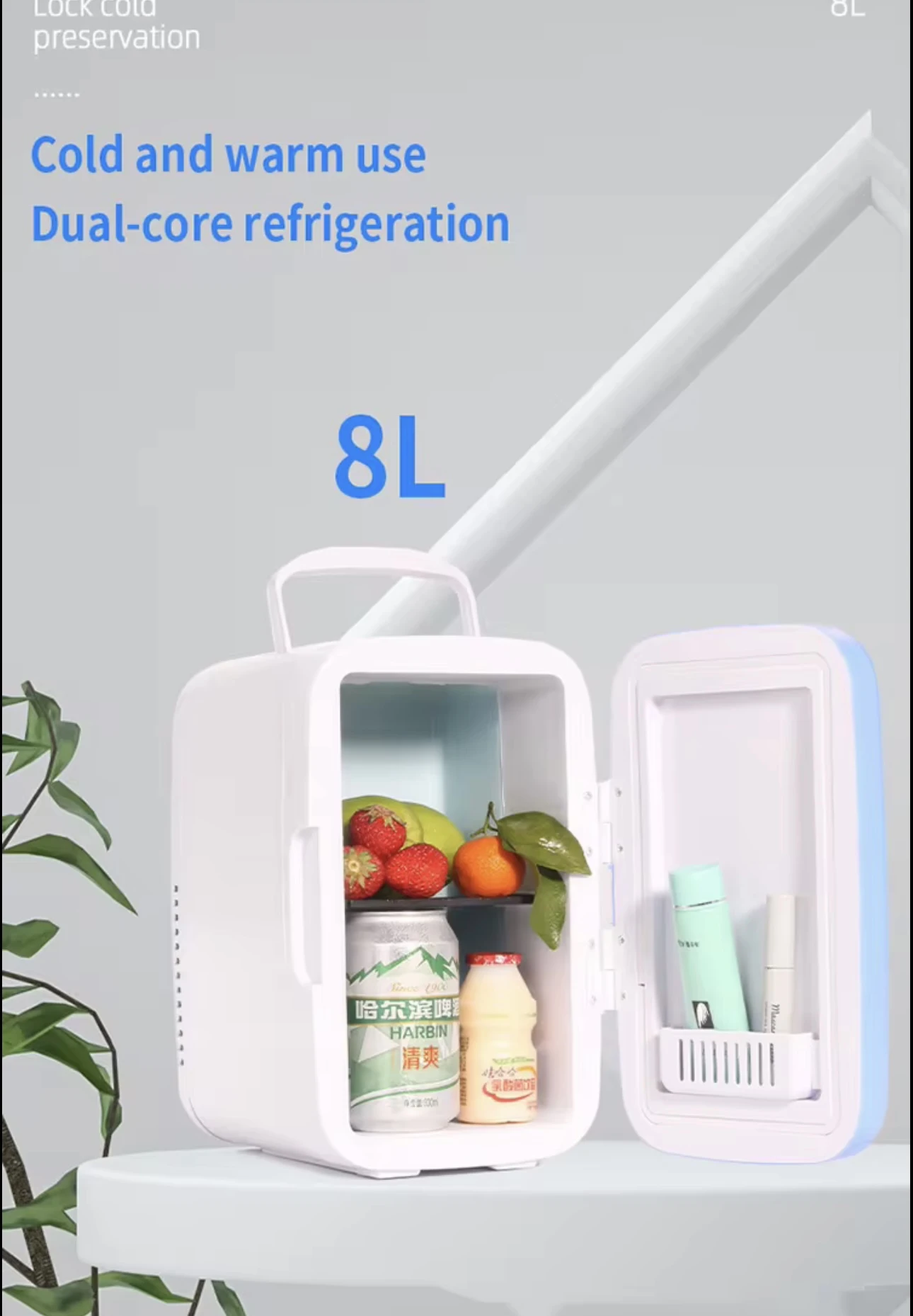 Refrigerador portátil blanco de 8 litros con puerta abierta, mostrando botellas y frutas dentro; incluye encendedor integrado en la tapa superior.
