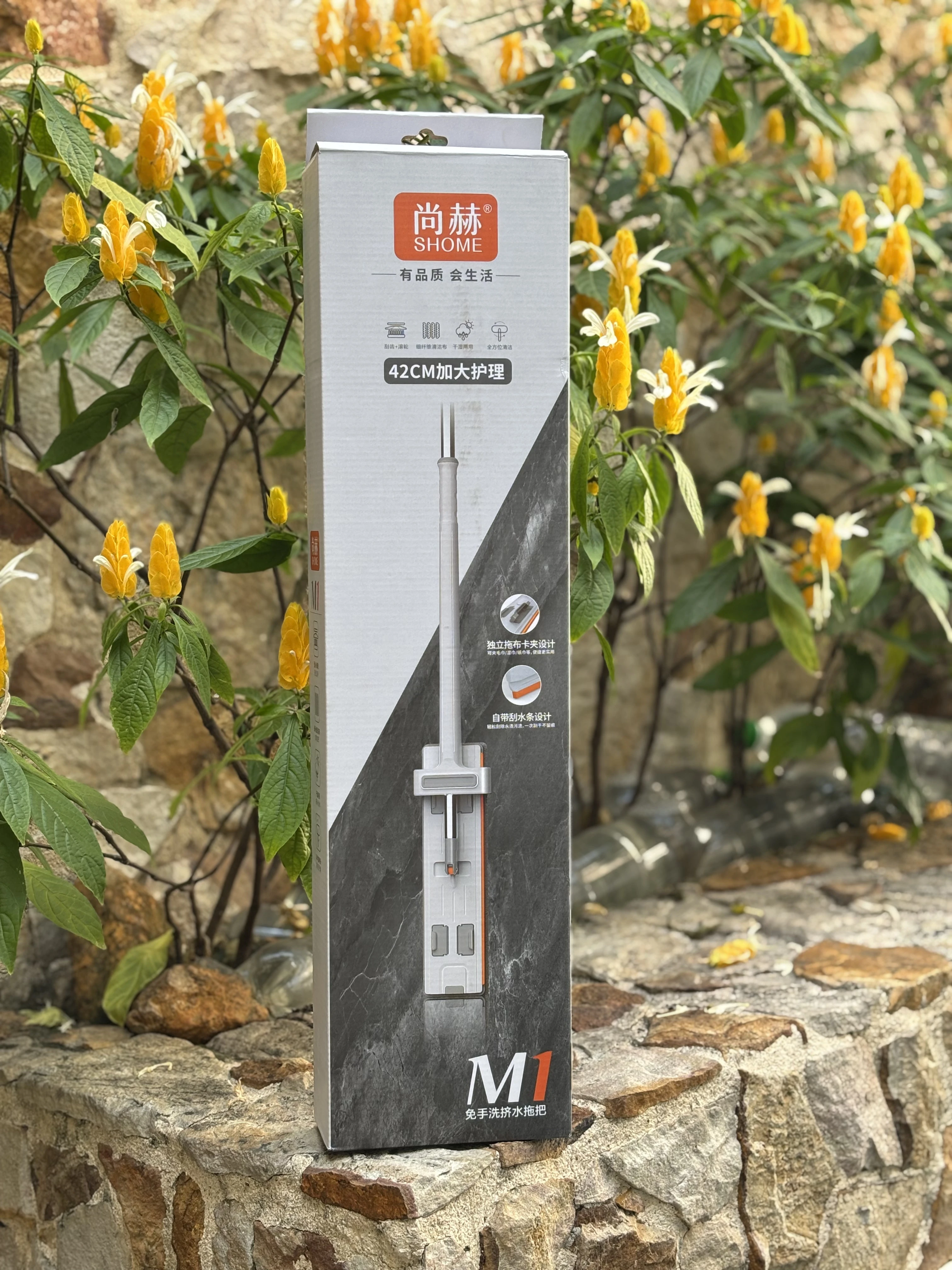 Trapeador vertical M1 de la marca SHOME en su empaque original, con diseño ergonómico para limpieza de techos y esquinas altas.
