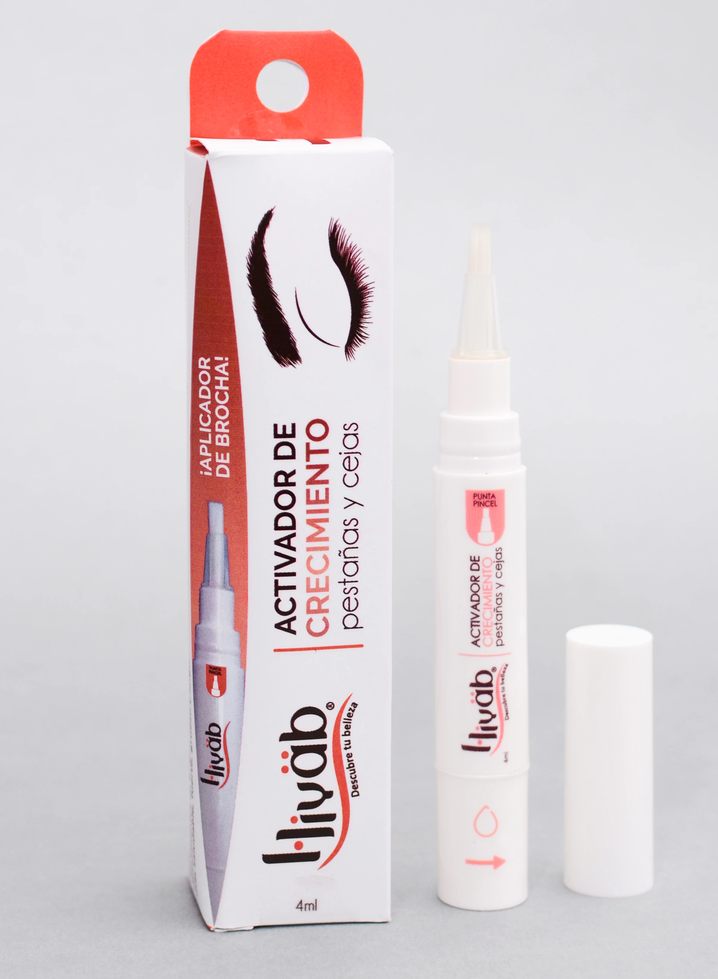 Pack de activador de crecimiento para pestañas y cejas de la marca Hiyab, con aplicador de brocha, caja blanca con detalles en rojo y naranja, y tubo blanco con tapa removible.