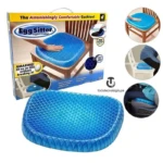 Cojín ergonómico azul con celdas distribuidoras, mostrando su textura y uso en silla de madera; incluye caja con ilustraciones de aplicación y detalles de comodidad lumbar.