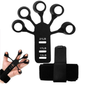 Entrenador de dedos negro con cinco anillos y correas elásticas, mostrando variantes de resistencia 13, 17 y 21 libras, junto con su funda de transporte.