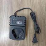 Cargador de batería ProTekco para taladro inalámbrico, color negro, con cable enrollado y enchufe tipo UK, sobre superficie de madera.