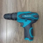 Taladro inalámbrico Makita 1802 en color azul y negro, con mango ergonómico y chasis de goma antideslizante, sobre superficie de madera clara.