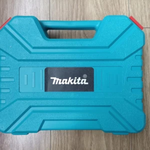 Caja de transporte azul Makita con asas y cierre rojo, sobre superficie de madera.