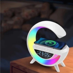 Reloj despertador LED blanco con carga inalámbrica para celular, pantalla digital mostrando hora 23:05 y luces de colores en arco.