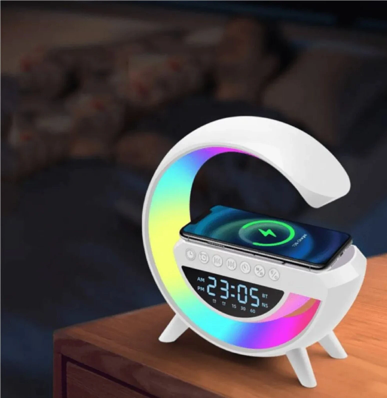 Reloj despertador blanco con carga inalámbrica para smartphone, pantalla digital LED y luces de colores en forma de arco.