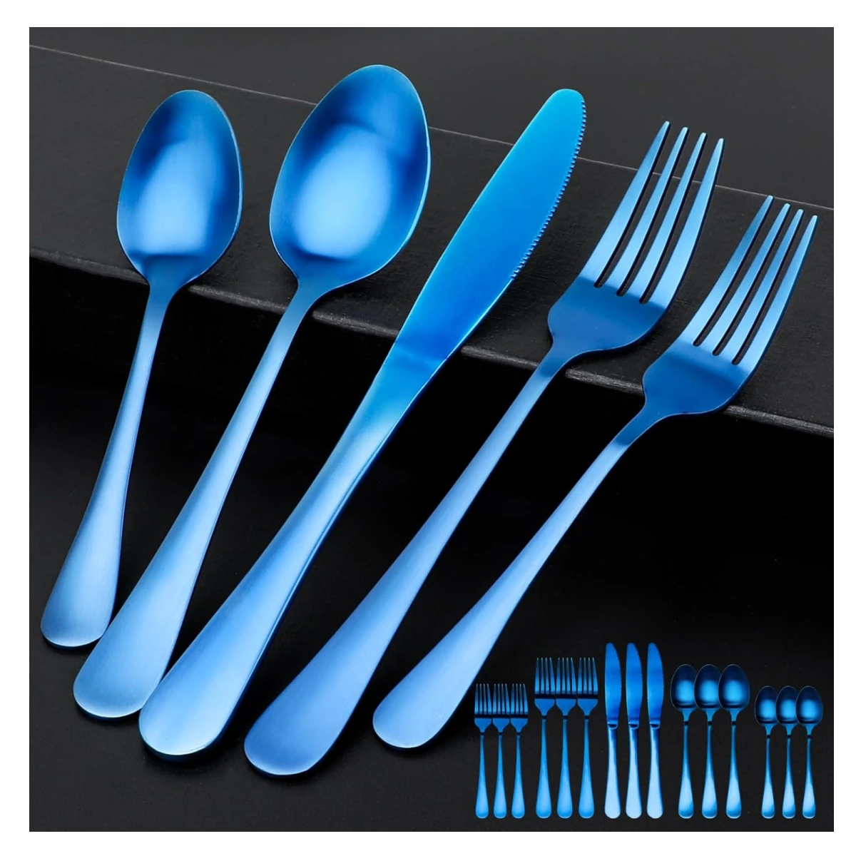 Set de 24 piezas de cubiertos en acero inoxidable color azul, incluye dos cucharas, un cuchillo, dos tenedores y mini cubiertos adicionales, dispuestos sobre fondo negro con reflejos metálicos.