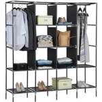 Estante plegable de tela negro con cuatro cuerpos, mostrando ropa colgada, cajas organizadoras, zapatos y accesorios en estantes abiertos.