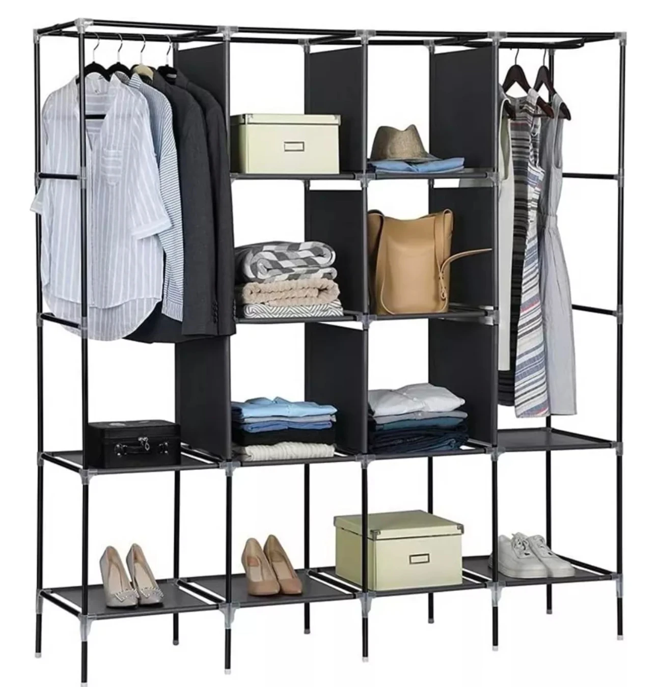 Estante plegable de tela negro con cuatro cuerpos, mostrando ropa colgada, cajas organizadoras, zapatos y accesorios en estantes abiertos.