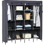 Armario plegable de tela gris oscuro con cuatro cuerpos, mostrando ropa colgada, prendas dobladas, zapatos y cajas organizadoras en estantes internos.
