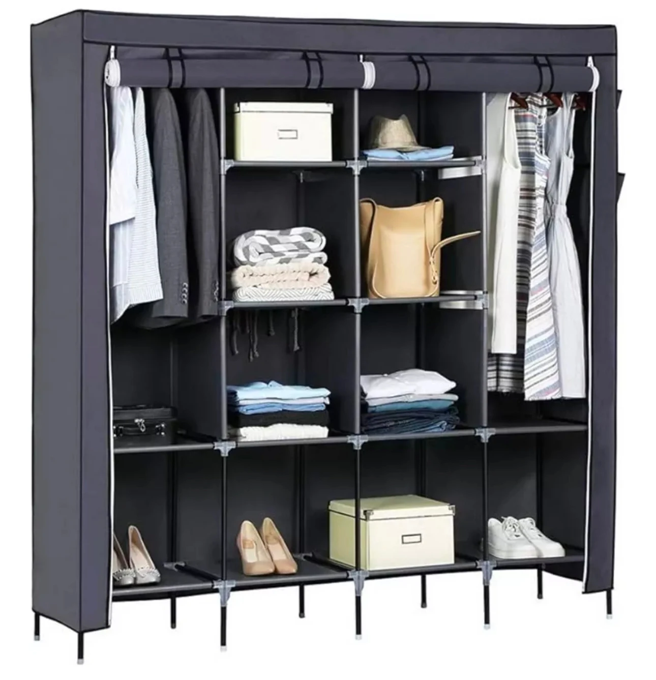 Armario plegable de tela gris oscuro con cuatro cuerpos, mostrando ropa colgada, prendas dobladas, zapatos y cajas organizadoras en estantes internos.