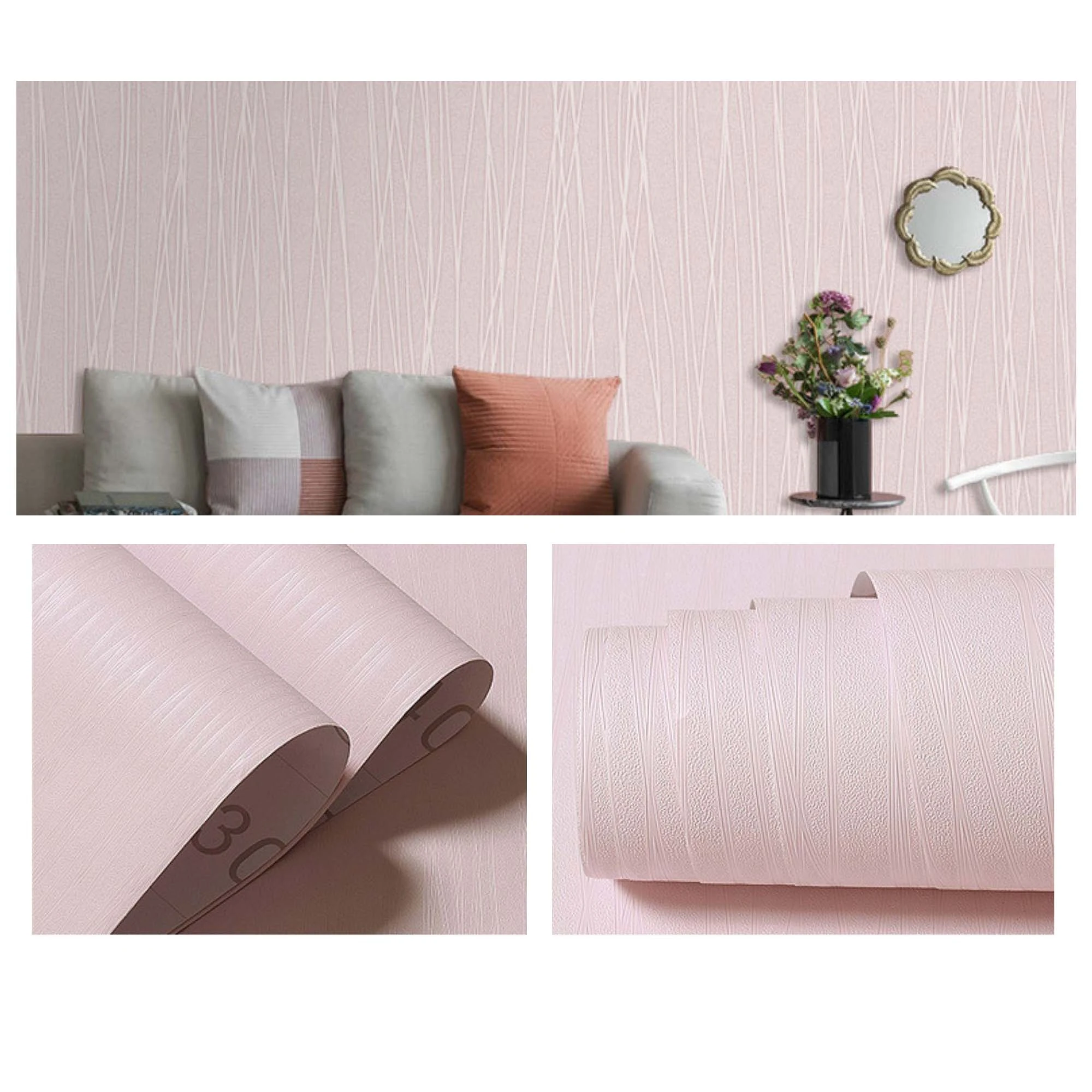 Papel adhesivo decorativo mate en tono rosa pálido con textura vertical, aplicado en pared de sala con sofá y maceta; incluye detalle de rollo enrollado mostrando grosor y acabado.