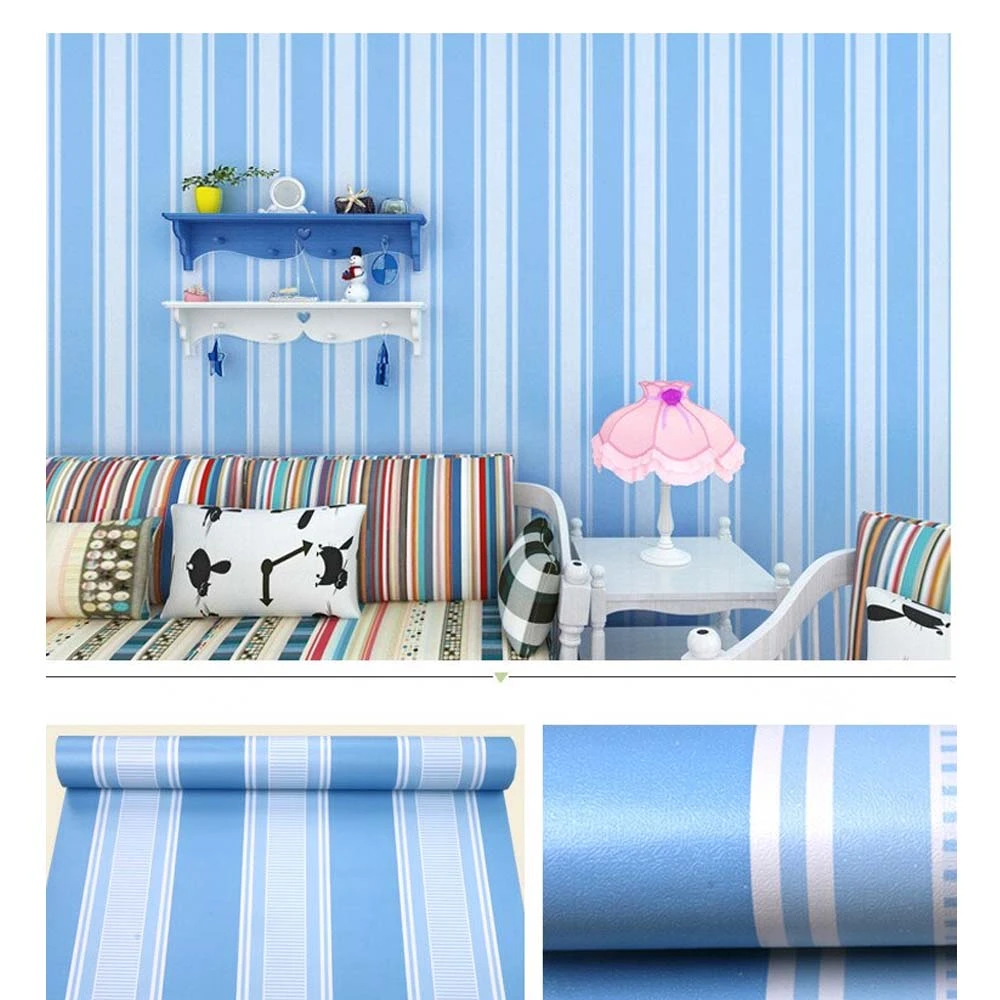 Papel adhesivo decorativo mate en tonos azules con rayas verticales, aplicado en pared de sala con mueble y accesorios. Incluye vista de rollo desenrollado.