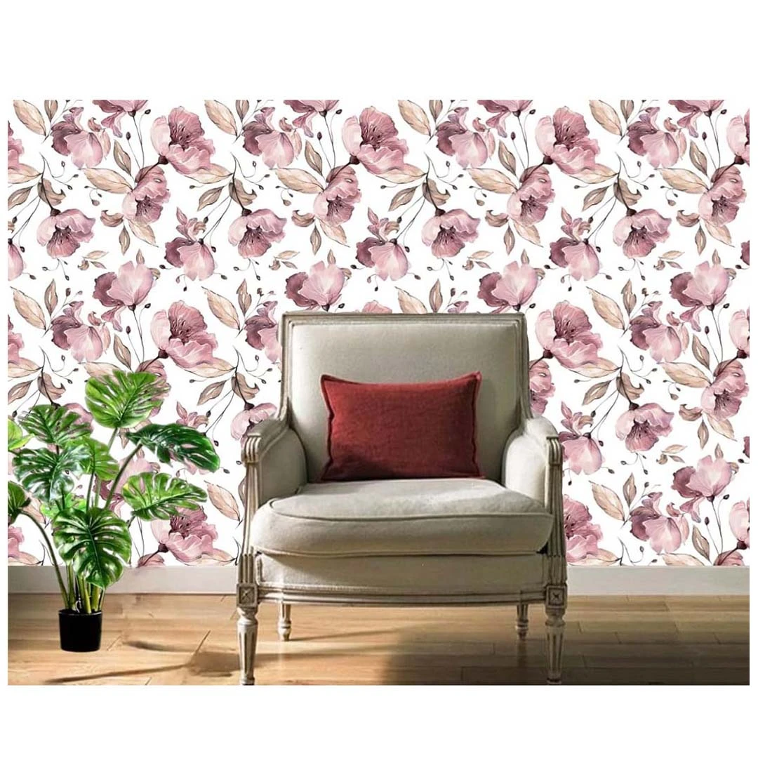 Papel adhesivo decorativo mate con estampado floral en tonos rosados y beige, aplicado sobre pared blanca, acompañado de sillón beige con cojín rojo y planta verde en esquina.