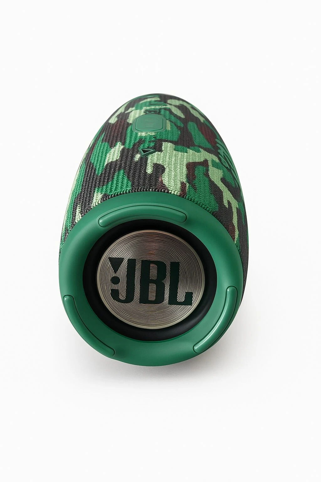 Parlante JBL Chace5 en color verde con malla camuflada, mostrando el logo frontal y diseño compacto para uso exterior.