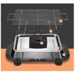 Parrillera eléctrica compacta con base negra, bandeja metálica, rejilla superior y controles en panel central.