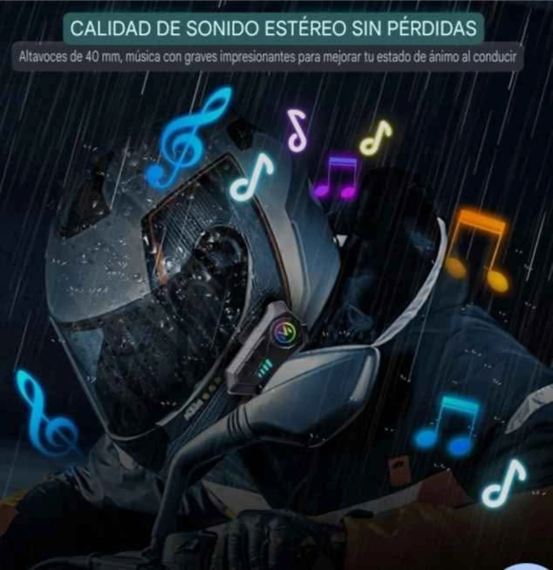 Intercomunicador V10 Bluetooth 5.3 con micrófono integrado, montado en casco de motociclista bajo lluvia, con notas musicales flotantes en colores neón.