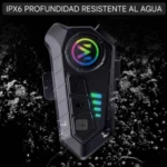 Intercomunicador V10 Bluetooth 5.3 en color negro, con pantalla LED multicolor y botones táctiles, resistente al agua IPX6, sobre fondo de agua con burbujas.