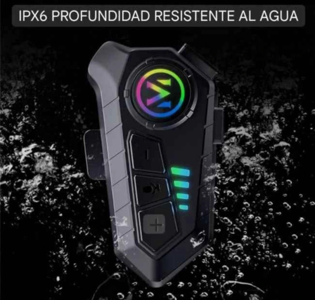 Intercomunicador V10 Bluetooth 5.3 en color negro, con pantalla LED multicolor y botones táctiles, resistente al agua IPX6, sobre fondo de agua con burbujas.
