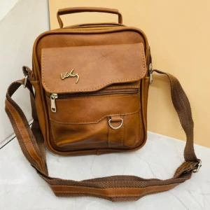 Carriel de cuero sintético color marrón con asa superior y correa ajustable, ideal para llevar documentos y tabletas.
