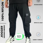Pantalón jogger cargo negro en tela antifluido, con múltiples bolsillos laterales y detalles funcionales. Modelo 101.