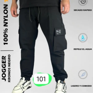 Pantalón jogger cargo negro en tela antifluido, con múltiples bolsillos laterales y detalles funcionales. Modelo 101.