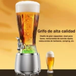 Torre servidora de cerveza de 2.5 litros con dispensador metálico, base plateada y luces LED verdes visibles; incluye vaso de cerveza servida junto al equipo.