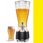 Torre de cerveza Jirafa de 2.5 litros con dispensador metálico, base negra y vidrio transparente lleno de bebida dorada con espuma; incluye vaso servido al lado.