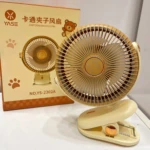 Ventilador de escritorio beige con clip, diseño circular y rejilla metálica, junto a su caja de cartón con del producto y logo YASE.