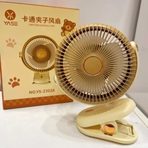 Ventilador de escritorio beige con clip, diseño circular y rejilla metálica, junto a su caja de cartón con del producto y logo YASE.